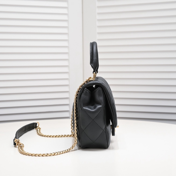 シャネルバッグ背面デザイン